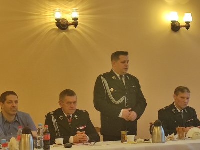 Burmistrz Tomasz Bujok dziękujący strażakom z Czarnego
